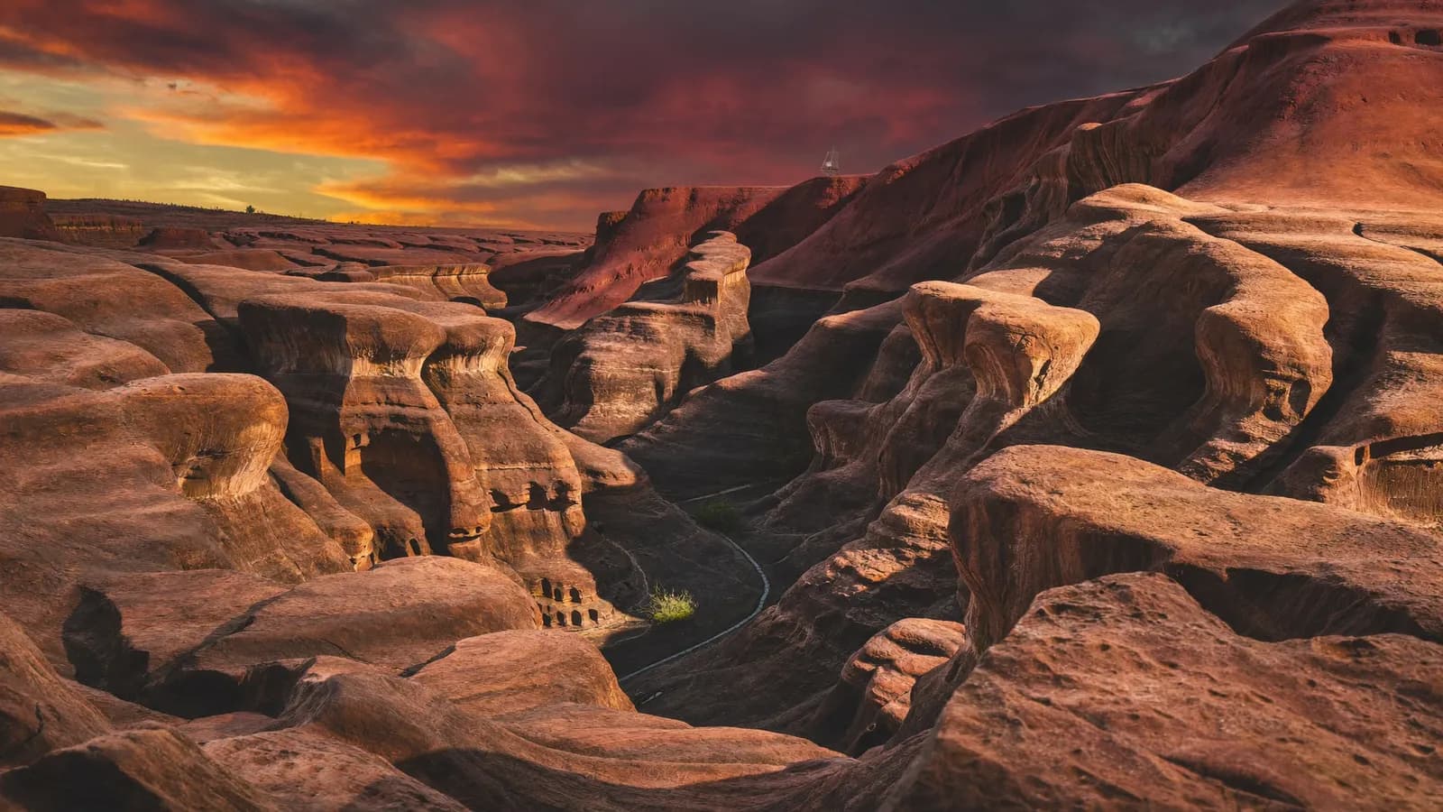 Canyon di Marafa al tramonto con le gole di arenaria rossa e arancione infuocate dalla luce